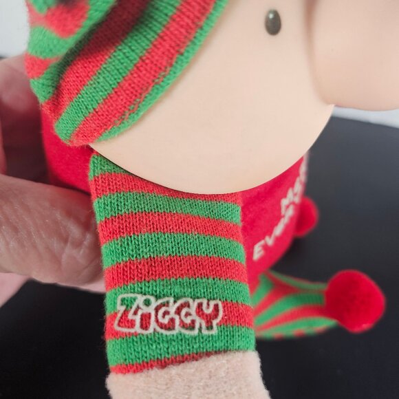 1988 Ziggy Christmas Merry Everything Plush Doll In His Pajamas Green And Red - Picture 4 of 10